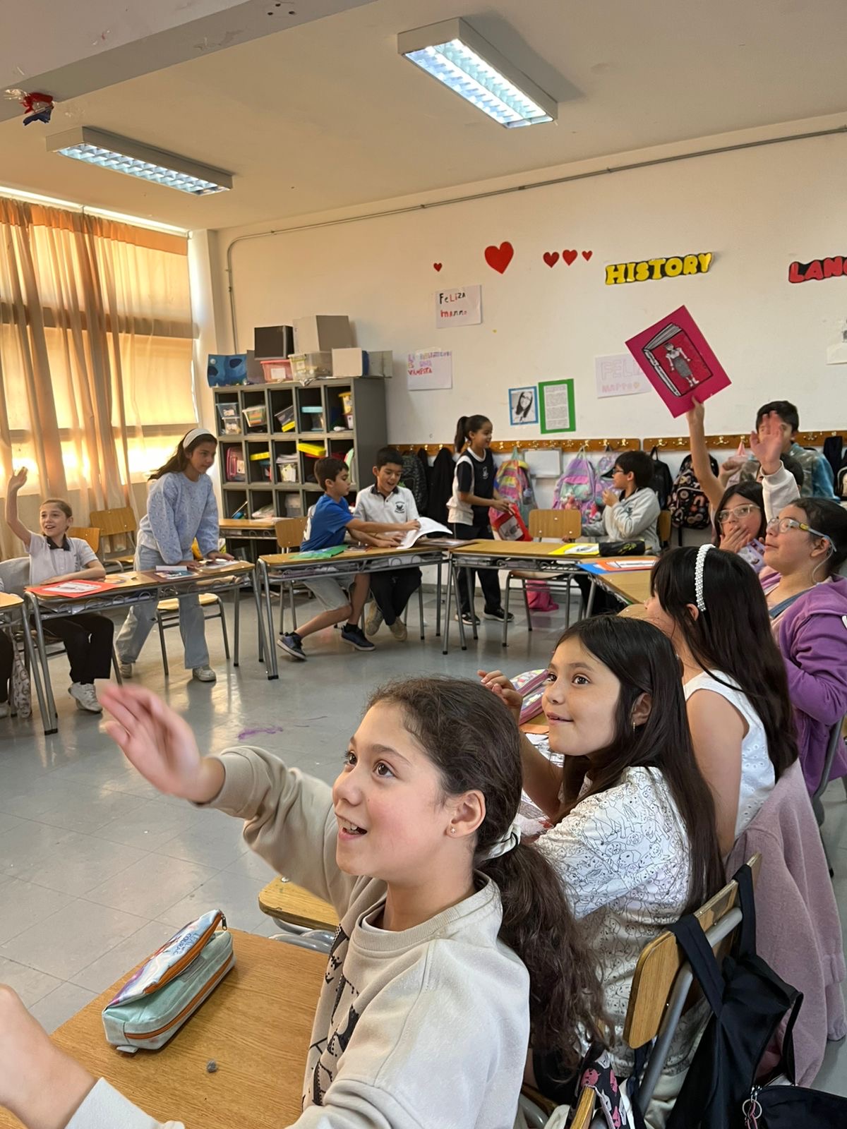 ESCRITORA VISITA -ON LINE- A LOS ESTUDIANTES DE 4° BÁSICO