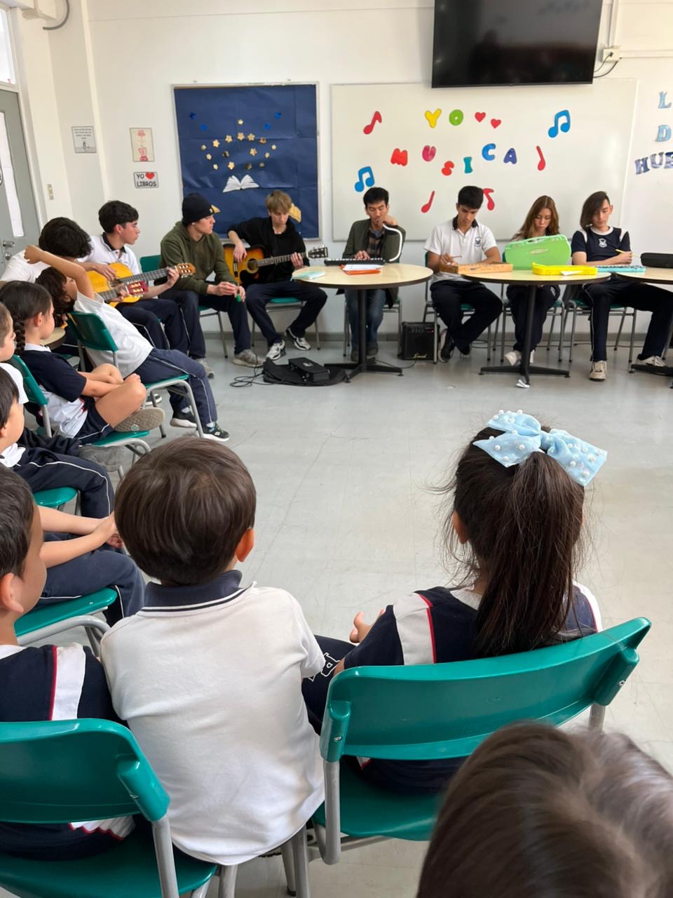 ESTUDIANTES DE ENSEÑANZA MEDIA DELEITAN A PRE BÁSICA CON PRESENTACIÓN MUSICAL
