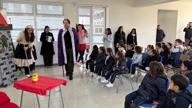 PADRES Y APODERADOS DE PRE-BÁSICA PRESENTAN OBRAS DE TEATRO