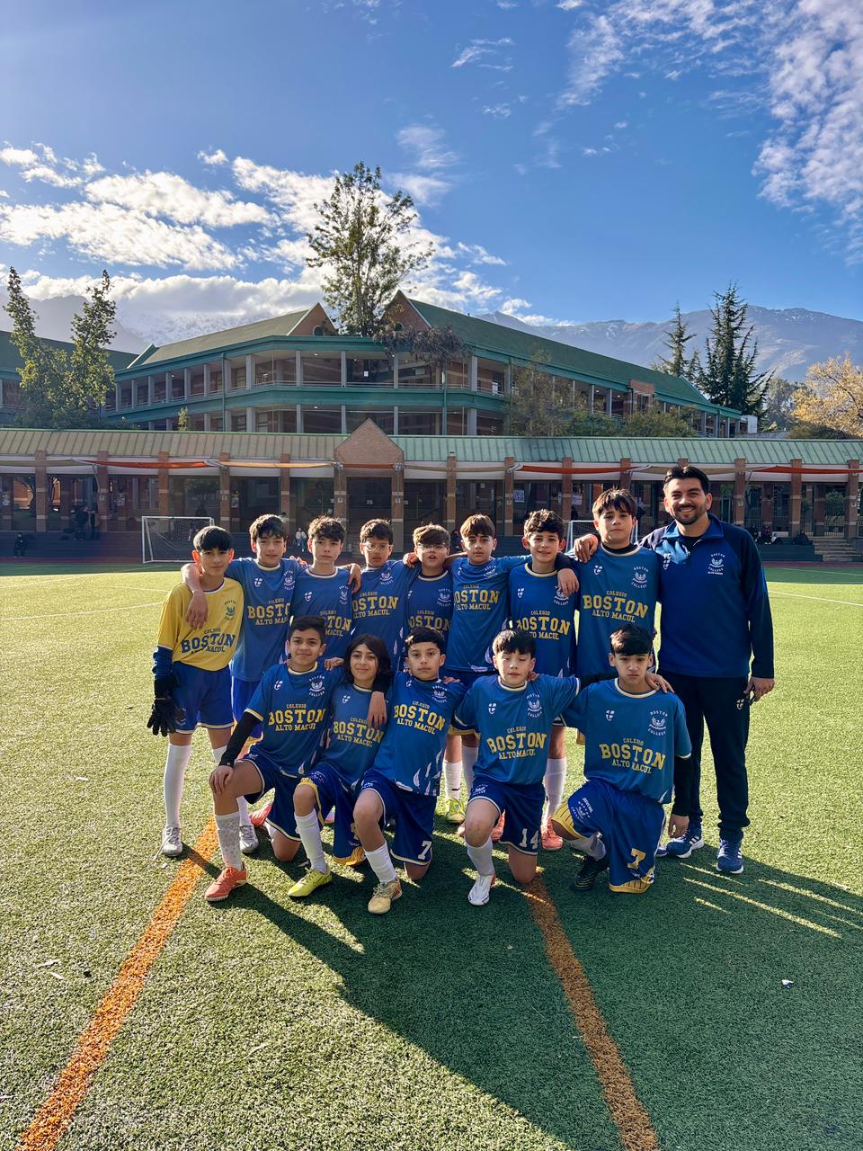 FÚTBOL EN CUADRANGULAR COLEGIO PUMAHUE